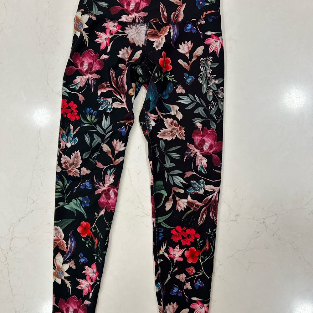 Old Navy Active Floral Leggings - Floral Black and Red